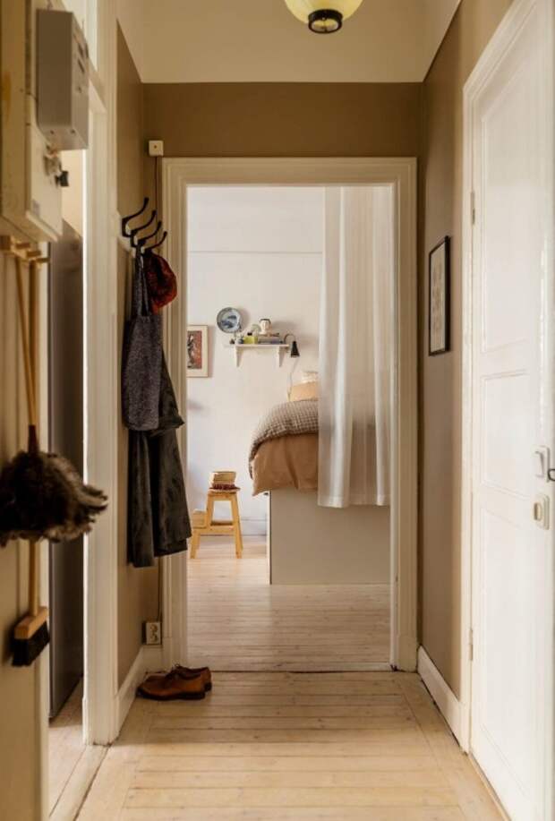 В квартире площадью 34 кв. метров по-прежнему старые деревянные двери, окрашенные в белый цвет, чтобы пространство оставалось более светлым и воздушным. | Фото: planetofhotels.com.