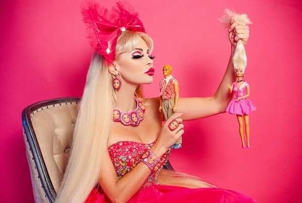Дизайнер одежды Таня Тузова выпустила линию украшений из раритетных кукол Барби