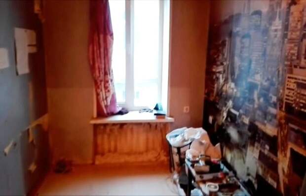 Основная комната в маленькой квартире тоже требовала ремонта. | Фото: cpykami.ru.