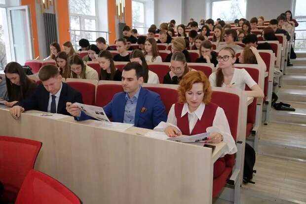 На площадке НИУ Президентской академии писали «Диктант Победы»