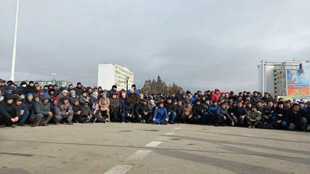 В Мангистауской области люди вышли на митинги из-за удорожания цен на газ В Мангистауской области люди вышли на митинги из-за удорожания цен на газ - РИА Новости, 1920, 04.01.2022