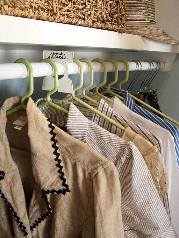 Маркировка одежды в шкафу.