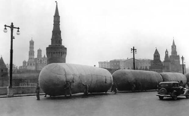 На фото: транспортировка баллонов с газом вручную в октябре 1941 года при обороне Москвы.