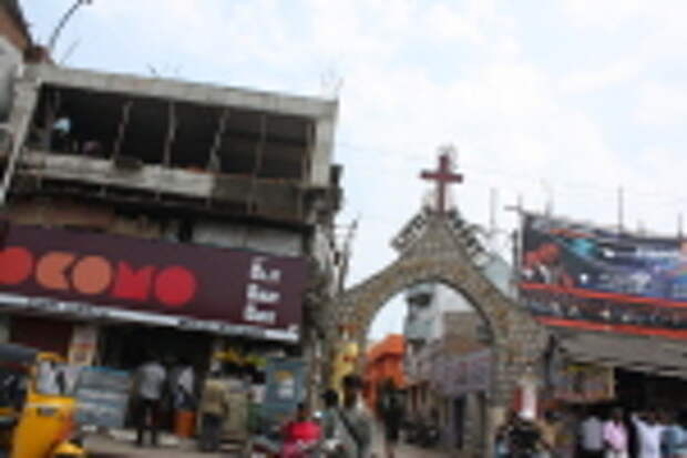 Кликните для увеличения Сегодня к месту первого затворничества апостола ведет небольшая арка с надписью «Маленькая гора Фомы».