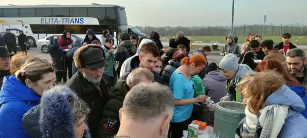 Как корреспондент "РГ" встречал беженцев из Мариуполя волонтером на приграничном КПП