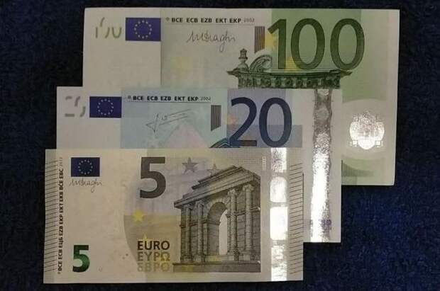 Евро превысил 95 рублей на торгах, Банк России установил курс ниже рынка