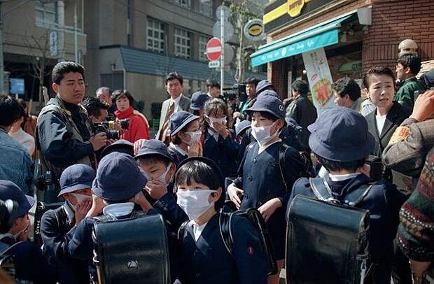На улицах Токио в день зариновой атаки, 20 марта 1995 года. Фото: Fujio Yokoyama / AP