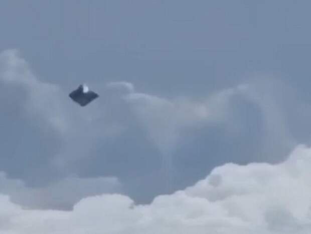 Американец с борта самолета снял на видео НЛО (ВИДЕО)