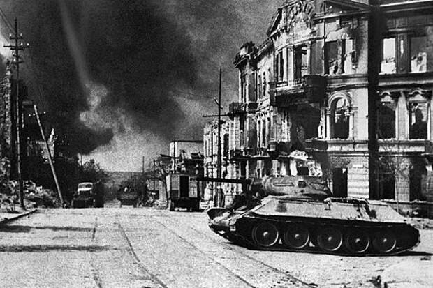 Вид на улицу Ленина в Севастополе в день освобождения города, 9 мая 1944 года. Репродукция фотохроники ТАСС