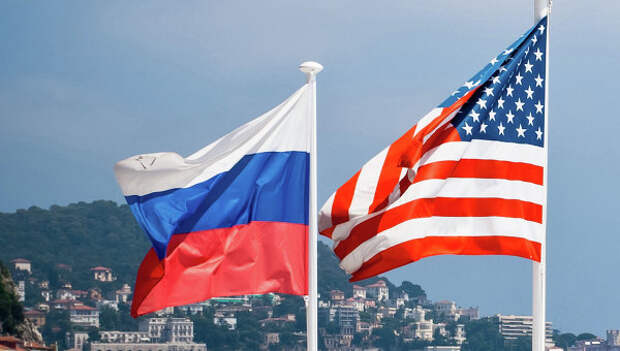 Флаги России и США, архивное фото