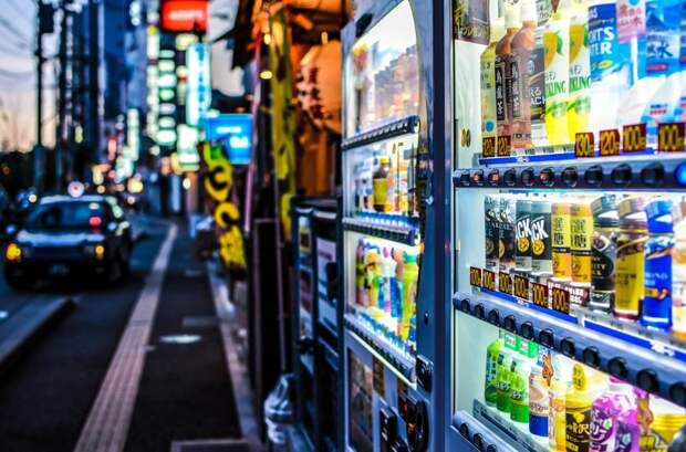 9. Торговые автоматы в Японии находятся практически на каждом углу. Помимо снеков и напитков, они продают всё, что душе угодно: от живых лобстеров до женского нижнего белья в мире, интересное, полезно, путешествия, страна, факты, фото, япония