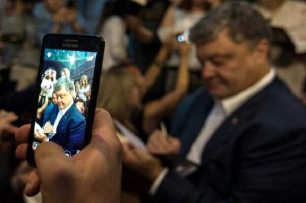 Порошенко сделал рекламу пиццерии на презентации книги о хунте (фото, видео) Порошенко сделал рекламу пиццерии на презентации книги о хунте (фото, видео)