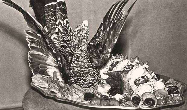 Банкетное блюдо из кремлёвской кухни *Фазан в полёте*. 1968 год. Банкетное блюдо из кремлёвской кухни *Фазан в полёте*. 1968 год.