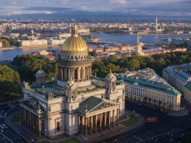 СМИ: мигранты устроили танцы со стрельбой у Исаакиевского собора в Петербурге