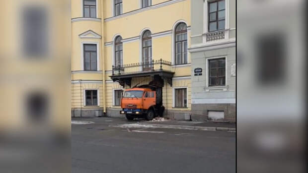В Петербурге грузовик застрял в арке Дома Голицына и обрушил фасад здания