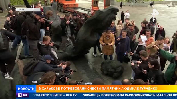Памятник Людмиле Гурченко требуют снести в Харькове