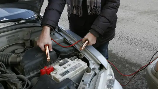 Эксперт назвал признаки скорой поломки аккумулятора автомобиля
