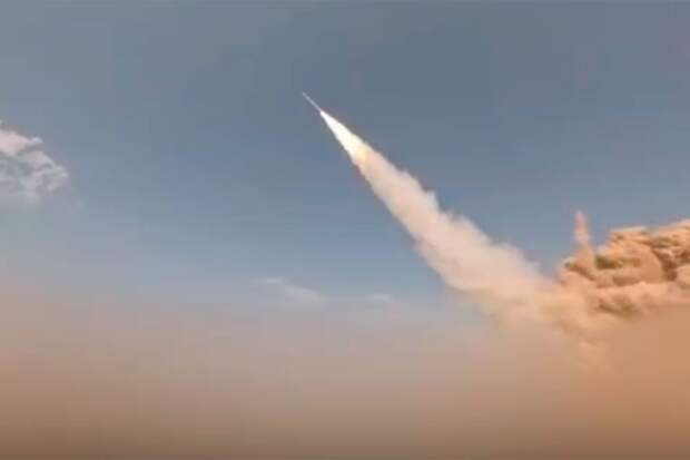 Иран впервые показал двойную пусковую установку ракет "Разрушители замков"