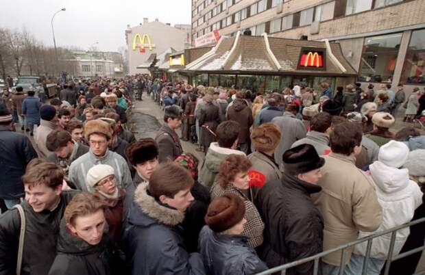 Открытие первого Макдоналдса в Москве, 1990. / Фото: ap.com