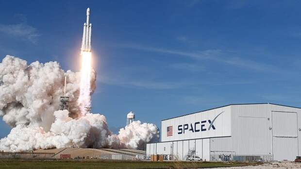 Запуск Falcon Heavy: Илон Маск создал еще один «большой глупый носитель»