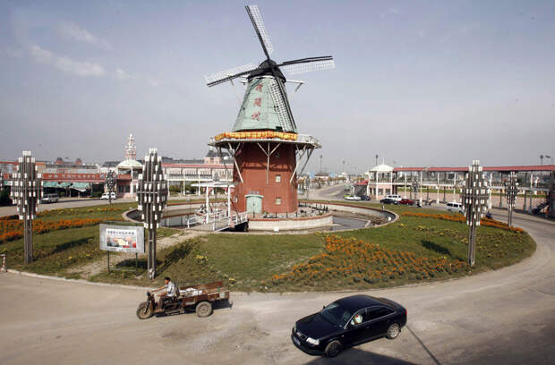 Ветряна мельница посреди Голландской деревни в Шеньяне