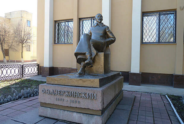 Памятник Феликсу Дзержинскому в Орле, рядом со зданием областного УФСБ