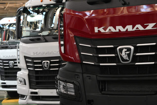 Путин назвал КамАЗ твердо стоящим на ногах