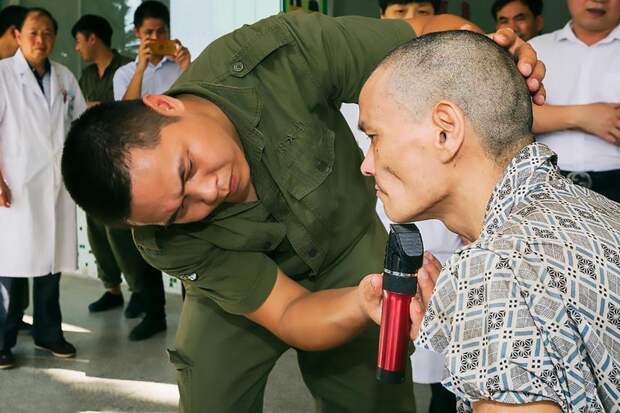 Психически больного китайца держали 17 лет на цепи в сарае