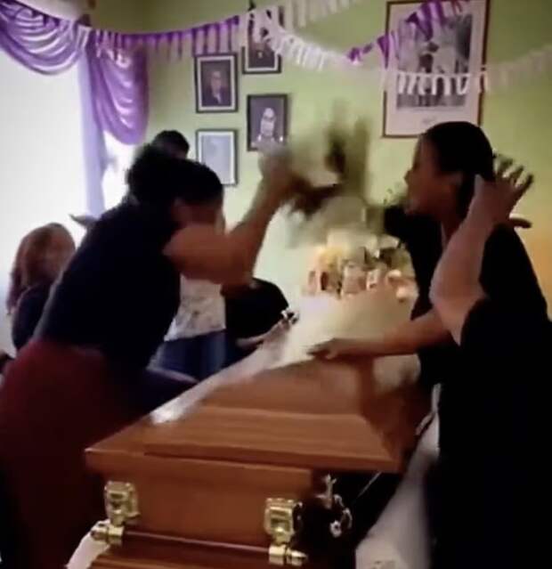 В Мексике любовницы покойного устроили драку у его гроба, попав на видео