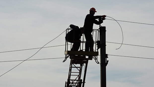 Рабочие восстанавливают линию электропередач в Углегорске, Донецкая область. Архивное фото