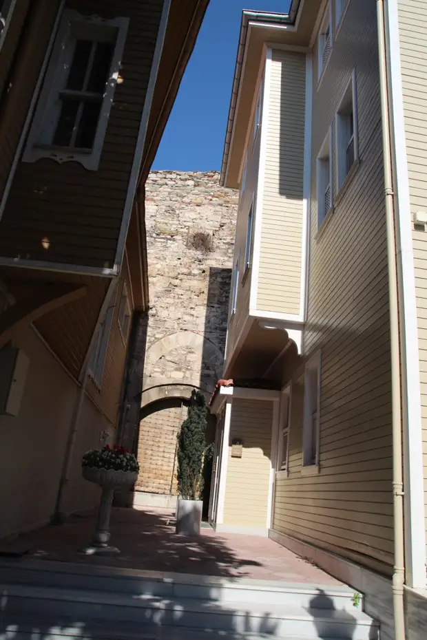 Древняя стена и ворота в проулке Древняя стена и ворота в проулке