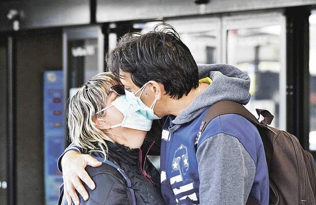 Поцелуй в знак приветствия в Италии - обычное дело. Фото: Shutterstock