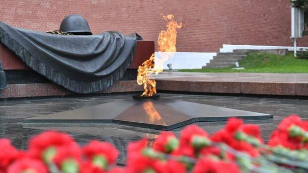 В России в 12 регионах одновременно зажгли вечный огонь на мемориалах