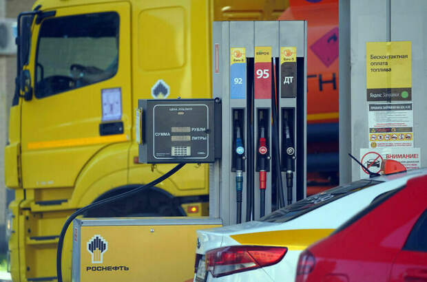 Бензин в России дешевеет более двух месяцев подряд