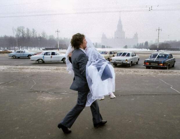 Жених с невестой после свадьбы в Москве. СССР, 1984 год. Автор фотографии: Chris Niedenthal.
