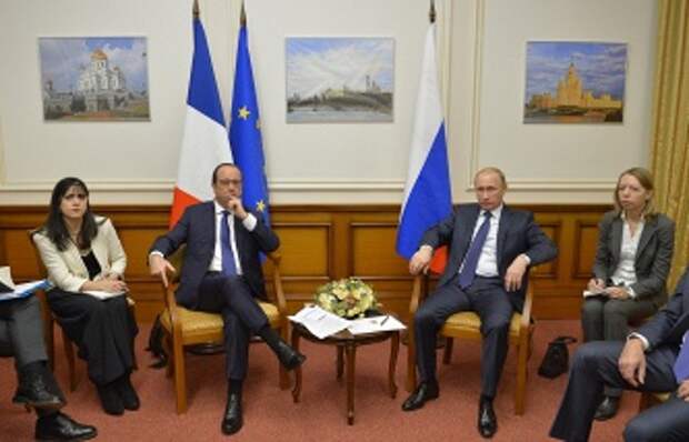Президент Франции Франсуа Олланд и президент России Владимир Путин во время встречи в аэропорту Внуково-2