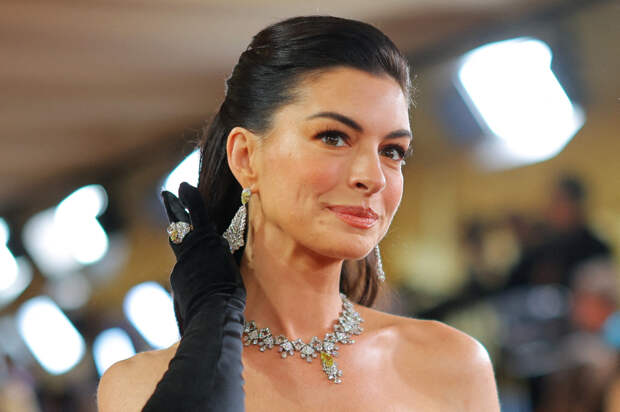 Энн Хэтэуэй высмеяла слухи о пластике