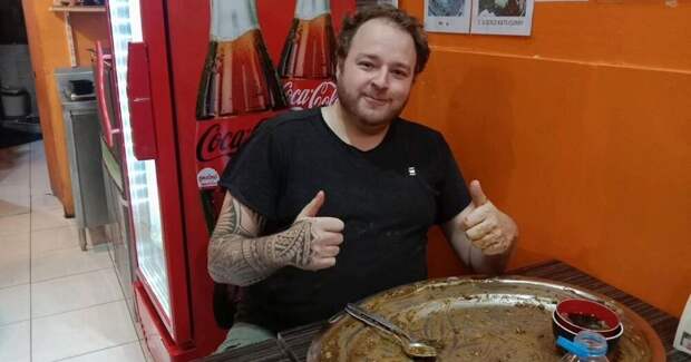 Участник конкурса по поеданию 10-килограммовой порции карри пойман на жульничестве