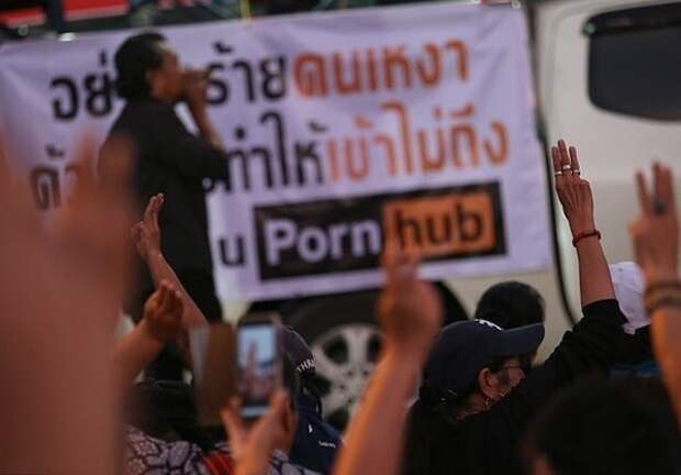 После блокировки PornHub жители Таиланда вышли на марш протеста После блокировки PornHub жители Таиланда вышли на марш протеста