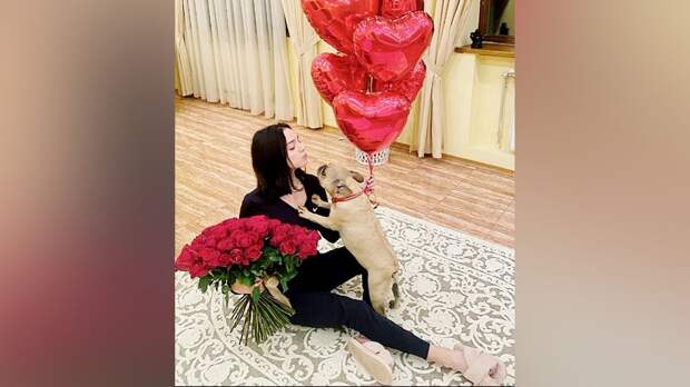 Медведева опубликовала фото с большим букетом цветов и шарами в виде сердец