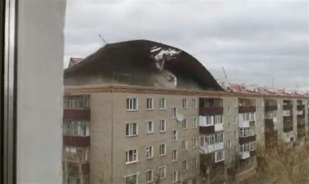 В Казахстане ураганный ветер сорвал крышу пятиэтажного жилого дома
