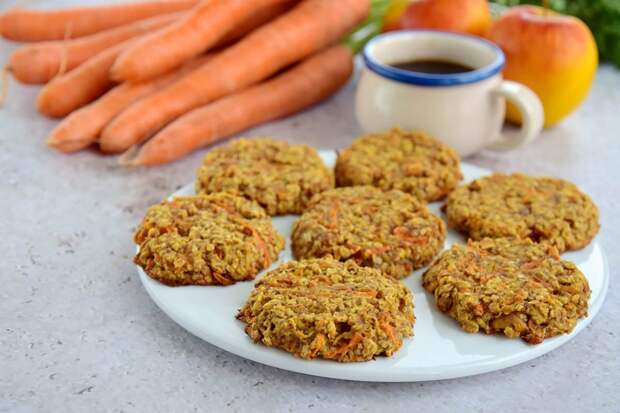 Организовать уютное чаепитие с полезными вкусняшками можно с помощью особенного рецепта. Одним из вариантов будет овсяное печенье, в которое мы добавим ароматные яблоки и свежую морковь.-3