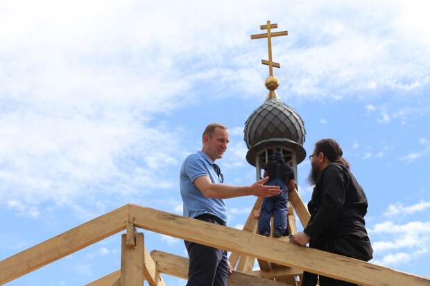 11 июля на храм установили купол и крес/Фото Ярослава Чингаева