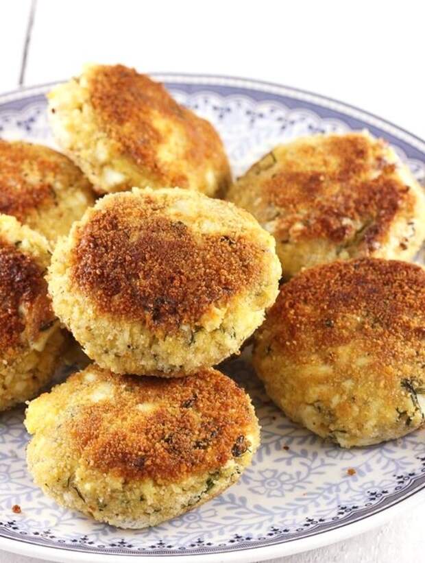 Да, всего 5 яиц и никаких хитростей: целая кастрюля больших вкусных котлет, от которых не оторваться. Пышные, сочные, ароматные - и не скажешь, что яичные.-4