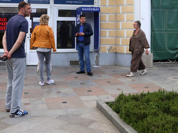 Запад наложил ограничения на крупнейшие российские банки