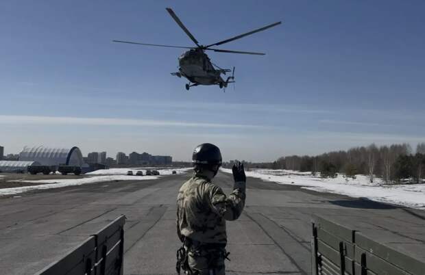 В Новосибирске курсанты Росгвардии десантировались с Ми-8 без парашютов