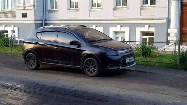 В Омске дорожники залили битумом припаркованные автомобили авто, асфальтирование, битум, гудрон, дорожники, коммунальщики, ремонт дорог