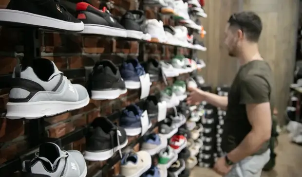 В российских магазинах резко подорожали товары старых партий