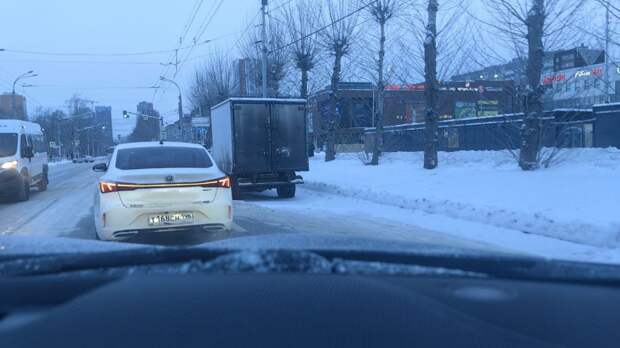 На Амундсена два дня стоит брошенный грузовик и всем мешает