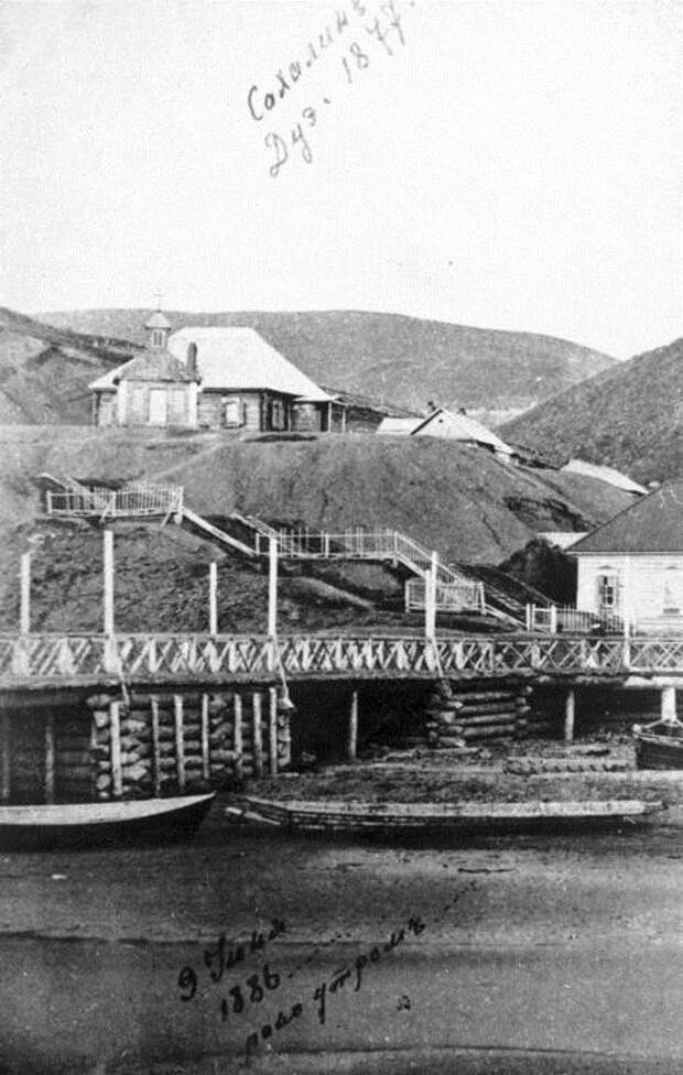 Каменная дорога, уходящая далеко в море, появилась на Сахалине